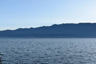 宁静湖面与远处山峦