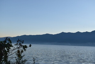 宁静湖景与远处山峦