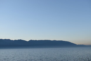 宁静湖景与远处山峦