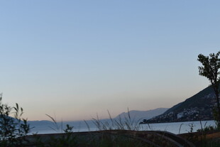 黄昏下的山景与稀疏树木