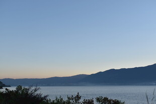 湖畔远山 静谧自然风光