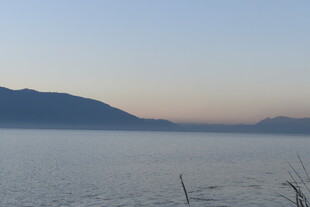 宁静湖面与远处山峦景色