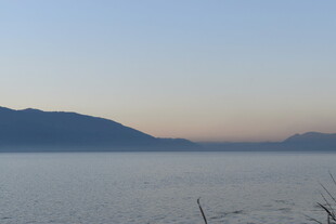 宁静湖面与远处山峦