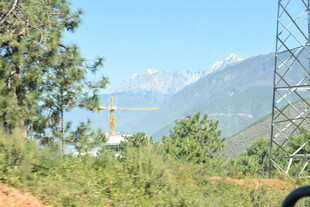 山间风景与电力设施