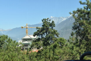 山林中的建筑与塔吊景观