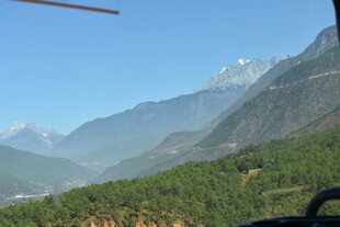 山间绿意与远处雪山美景