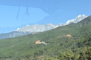 青山环绕的壮丽雪山景观