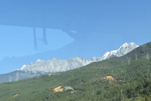 雪山下的葱郁山林