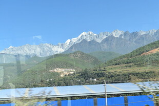 雪山下的蓝顶建筑景观