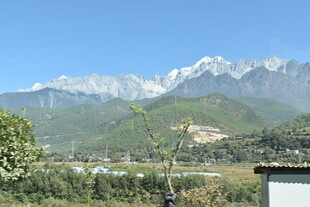 雪山下的宁静景致
