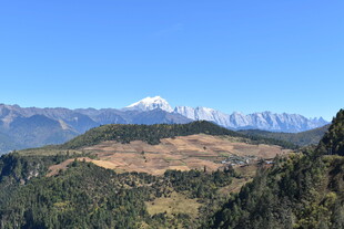 山间美景 远处雪山初现