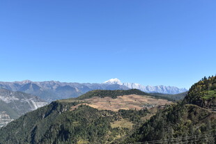 山峦蓝天美景如画