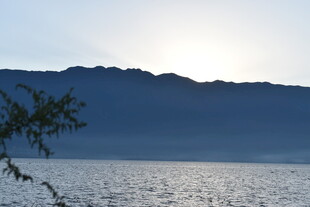湖畔夕阳下的静谧山水景