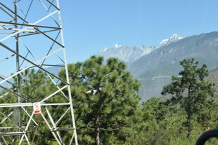 山林中的输电铁塔