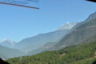 窗外壮丽山景与葱郁植被