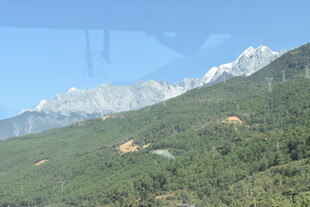 巍峨青山伴远处雪峰