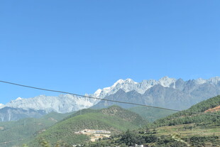 壮丽雪山与葱郁山林景观