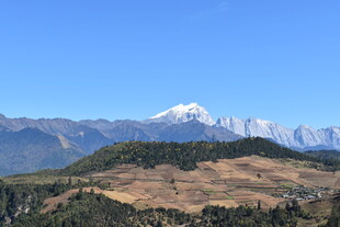 壮丽山景 远处雪峰闪耀