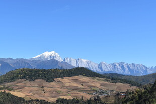 壮丽雪山与广袤山地景观