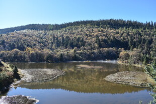 山间湖泊秋日美景