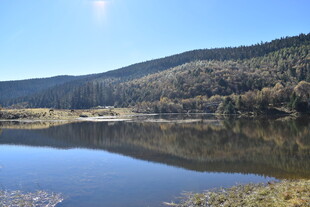 宁静山水湖景自然风光图