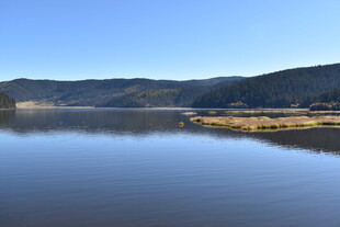 宁静湖畔山水风光