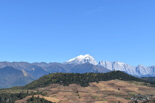 雪山下的秀丽山峦