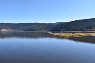 宁静湖泊与远山美景