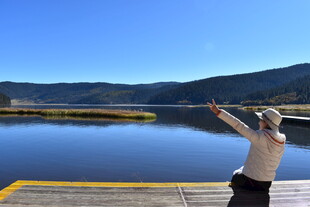 湖畔女子舒展身姿