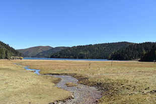 山间湖畔的开阔自然景致
