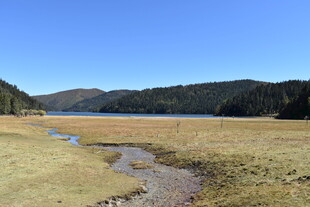山间湖畔开阔美景