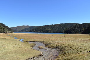 山间湖畔的开阔自然景致