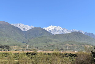 雪山下的广袤田野风光