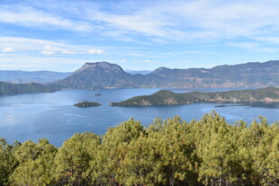 湖畔青山绿树美丽风光