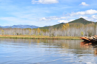 宁静湖畔的孤舟与远山