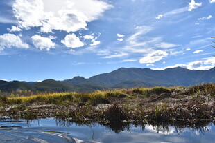 湖畔青山蓝天白云美景