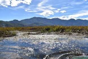 山间清澈水域与远处山峦