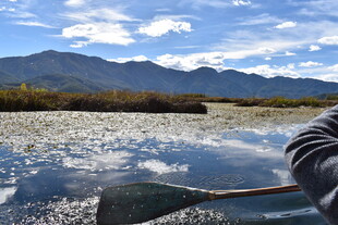 泛舟于山水间的悠然景致