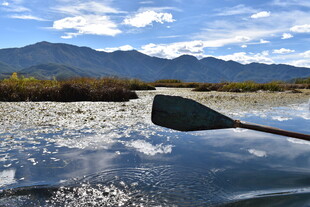 泛舟湖面赏远山美景