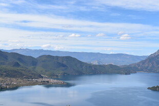 山水相依的美丽湖景