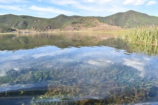 宁静山水间的澄澈湖泊