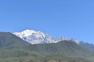 巍峨雪山与葱郁山峦
