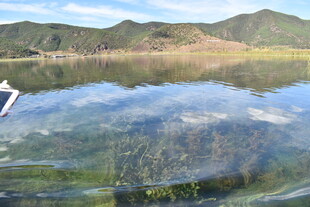 清澈湖水倒映山峦美景
