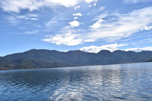 宁静湖景与远处山峦