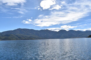 宁静湖景与远山蓝天