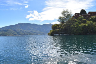 湖畔青山绿水好风光