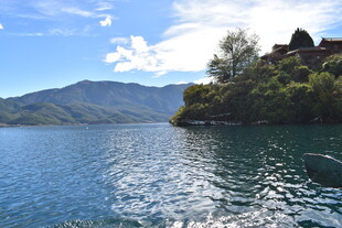 湖畔美景 青山绿水伴古建
