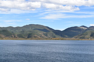 宁静湖景与远山