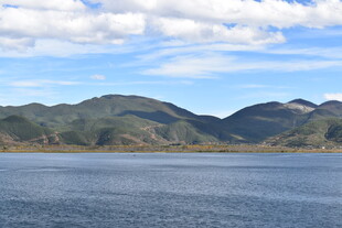 宁静湖水与远处山峦