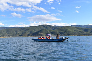 湖上小船载着游客赏景